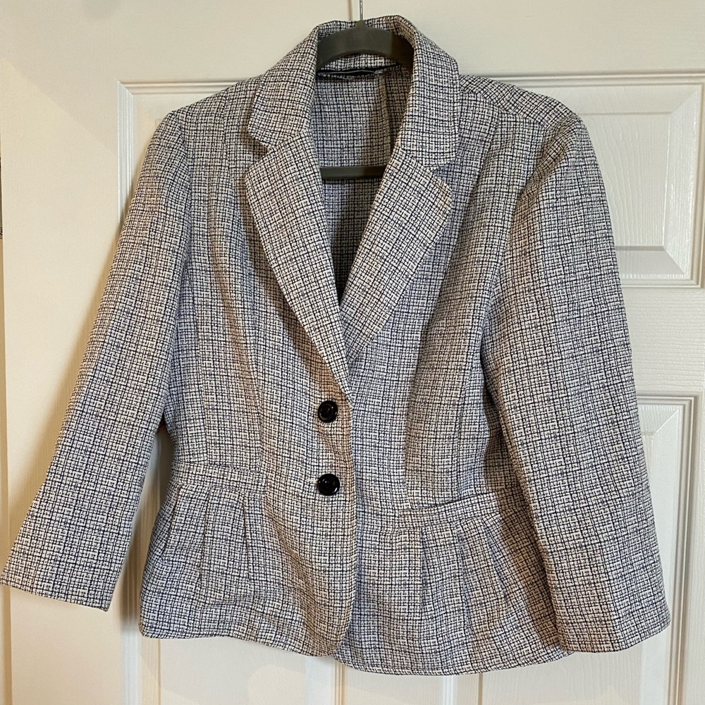Plaid blazer. Size 6 and fits a medium
